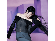 Charger l&#39;image dans la galerie, Femme aux longs cheveux noirs, haut noir épaules nues, boucles d&#39;oreilles argentées et rouge à lèvres rouge.
