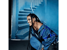 Charger l&#39;image dans la galerie, Femme avec longues tresses, veste en jean et accessoires.
