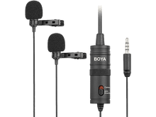 Charger l&#39;image dans la galerie, Deux microphones noirs avec clip. Un boîtier de contrôle noir avec prise.
