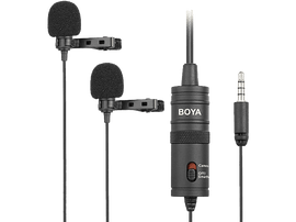 Deux microphones noirs avec clip. Un boîtier de contrôle noir avec prise.