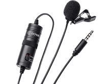 Charger l&#39;image dans la galerie, Micro cravate noir avec clip noir, attaché à un câble noir et prise jack 3,5 mm.
