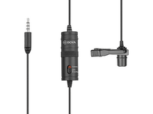 Charger l&#39;image dans la galerie, Un microphone noir avec un clip et une prise jack 3,5 mm, le tout sur fond blanc.
