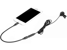 Charger l&#39;image dans la galerie, Un smartphone connecté à un microphone. Le microphone est noir.
