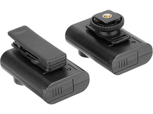Charger l&#39;image dans la galerie, Deux récepteurs de microphone sans fil noirs avec un clip.
