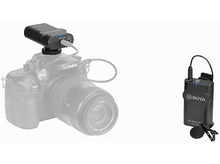 Charger l&#39;image dans la galerie, Appareil photo avec un microphone et un émetteur sans fil séparé. Les deux sont noirs, avec un fond blanc.
