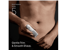 Charger l&#39;image dans la galerie, Un homme utilise une tondeuse corporelle sur son torse. Texte : &#39;Tonte Douce &amp; Rasage Lisse&#39;.
