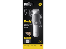 Charger l&#39;image dans la galerie, Un emballage du produit Braun Body Groomer Series 5 avec un rasoir et des accessoires.
