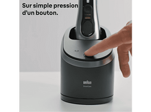 Charger l&#39;image dans la galerie, Une main appuyant sur un bouton d&#39;une station de charge noire et argentée.
