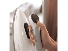 Charger l&#39;image dans la galerie, Main d&#39;une femme tenant un fer à repasser blanc avec un panneau de contrôle noir.
