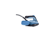 Charger l&#39;image dans la galerie, Un fer à repasser Braun bleu et noir avec un cordon gris. Le fer a un design incurvé et repose sur un fond blanc.
