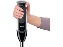 Charger l&#39;image dans la galerie, La main d&#39;une personne tenant un mixeur plongeant Braun noir.
