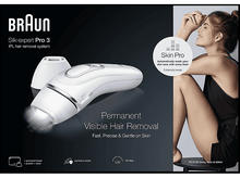 Charger l&#39;image dans la galerie, Un système d&#39;épilation IPL Braun Silk-expert Pro 3 est affiché avec un modèle à côté.
