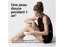 Charger l&#39;image dans la galerie, Femme en noir, tenant un appareil d&#39;épilation sur sa jambe. Texte à gauche.
