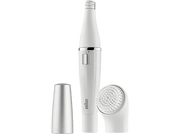 Un épilateur et une tondeuse faciale Braun blancs, avec deux accessoires.