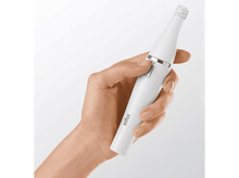 Charger l'image dans la galerie, Une main tenant un épilateur Braun blanc, en angle, sur fond blanc uni.

