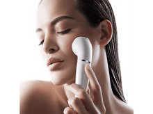 Charger l'image dans la galerie, Une femme utilise une brosse nettoyante pour le visage. Fond blanc.
