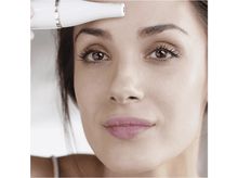 Charger l&#39;image dans la galerie, Une femme aux yeux bruns et un appareil blanc près de son visage.
