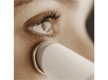 Charger l&#39;image dans la galerie, Gros plan sur un œil avec un appareil de beauté. L&#39;appareil est utilisé près de l&#39;œil.
