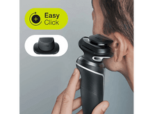 Charger l&#39;image dans la galerie, Homme se rasant avec un rasoir Braun avec accessoire Easy Click.
