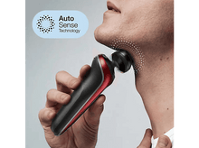 Charger l&#39;image dans la galerie, Homme se rasant avec un rasoir électrique, soulignant la zone du cou avec une lueur.
