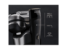 Charger l&#39;image dans la galerie, Gros plan sur un rasoir noir et argenté. Les fonctions ProTrimmer sont mises en évidence.
