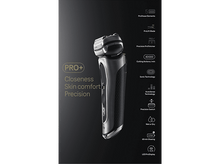 Charger l&#39;image dans la galerie, Un rasoir Braun Pro+ avec du texte soulignant la proximité, le confort de la peau et la précision, avec des icônes.
