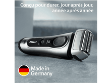 Charger l&#39;image dans la galerie, Rasoir électrique argenté avec écran noir et drapeau allemand.
