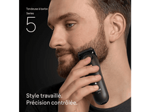 Charger l&#39;image dans la galerie, Un homme se rase la barbe avec une tondeuse noire ; le texte au-dessus indique &#39;Series 5&#39;.
