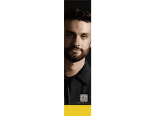 Charger l&#39;image dans la galerie, Homme barbu, chemise noire, avec un code QR en bas.
