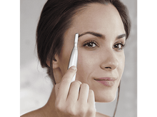 Charger l&#39;image dans la galerie, Une femme utilise une tondeuse à sourcils, gros plan, regardant la caméra.
