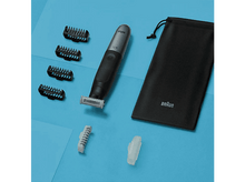 Charger l&#39;image dans la galerie, Une tondeuse Braun X15 noire avec accessoires et une pochette noire sur une surface bleue.
