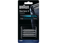 Charger l&#39;image dans la galerie, Emballage de cassette Braun Series 3 avec une tête de rasoir et des lames de rechange. Fond noir.
