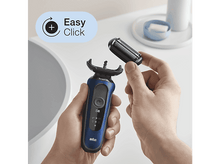 Charger l&#39;image dans la galerie, Personne utilisant un rasoir Braun bleu.
