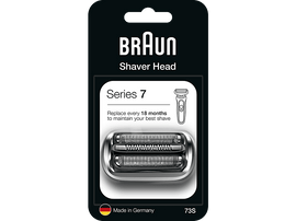 Tête de rasoir Braun Series 7 sur fond noir. Lames argentées et emballage.