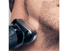 Charger l&#39;image dans la galerie, Gros plan d&#39;un homme se rasant avec un rasoir électrique noir et argent.
