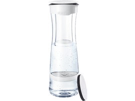 Carafe filtrante Brita, en grande partie transparente, avec un couvercle blanc. Le fond est blanc.