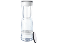 Carafe filtrante Brita, en grande partie transparente, avec un couvercle blanc. Le fond est blanc.