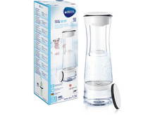 Charger l&#39;image dans la galerie, Carafe filtrante, blanche et transparente, en boîte, avec filtre. La boîte montre la carafe et une femme versant de l&#39;eau.
