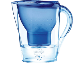 Une carafe filtrante bleue avec un couvercle et un filtre bleus. La carafe est remplie d