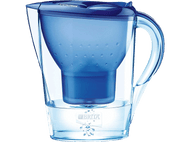 Une carafe filtrante bleue avec un couvercle et un filtre bleus. La carafe est remplie d'eau.