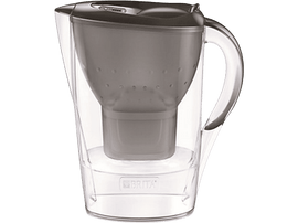 Une carafe filtrante à eau en plastique transparent et gris foncé. Elle possède une poignée et un filtre à l