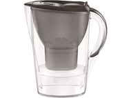 Une carafe filtrante à eau en plastique transparent et gris foncé. Elle possède une poignée et un filtre à l'intérieur.