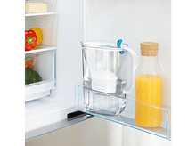 Charger l&#39;image dans la galerie, Réfrigérateur avec une carafe filtrante et une bouteille de jus.
