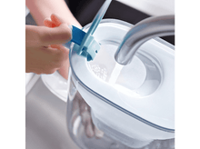 Charger l&#39;image dans la galerie, Personne remplissant de l&#39;eau dans un filtre à eau, gros plan.
