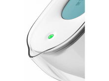 Charger l&#39;image dans la galerie, Gros plan sur une carafe filtrante transparente. L&#39;avant a une lumière LED verte.
