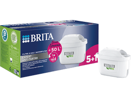 Une boîte et un filtre à eau Brita. La boîte est bleue et blanche avec du texte.