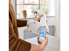 Charger l&#39;image dans la galerie, Une personne tenant un filtre à eau blanc et une cartouche filtrante bleue.
