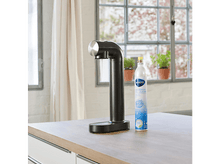 Charger l&#39;image dans la galerie, Un distributeur d&#39;eau noir à côté d&#39;une bouteille de CO2 sur un comptoir de cuisine en bois.
