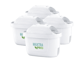 Quatre cartouches de filtre à eau blanches Brita Maxtra Pro. Chacune a un couvercle avec une poignée. L