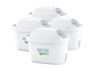 Quatre cartouches de filtre à eau blanches Brita Maxtra Pro. Chacune a un couvercle avec une poignée. L'avant a le logo.
